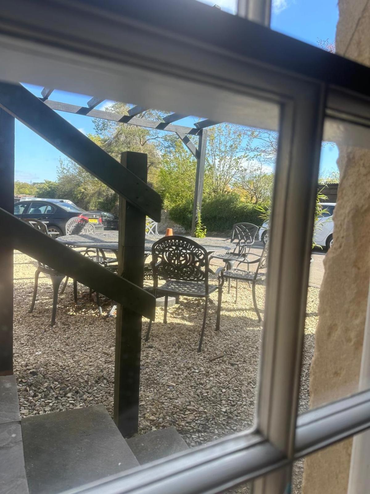 Hotel The White Hart Atworth Esterno foto