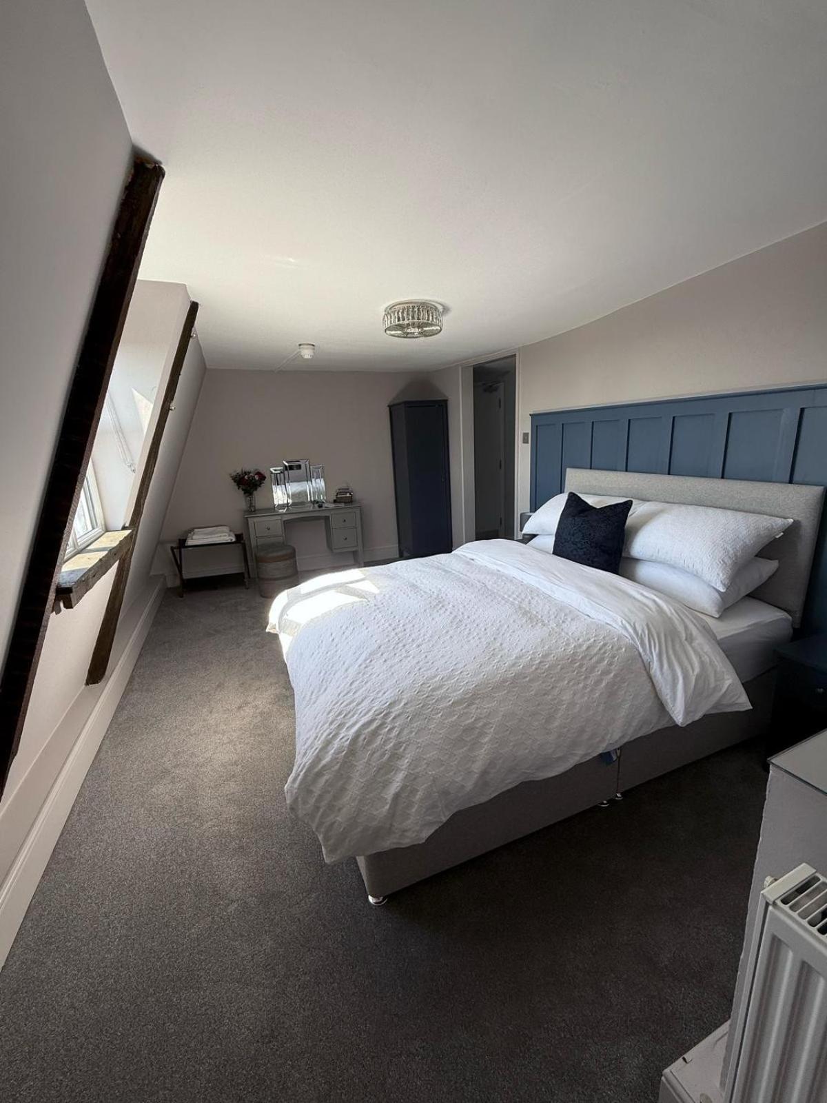 Hotel The White Hart Atworth Esterno foto