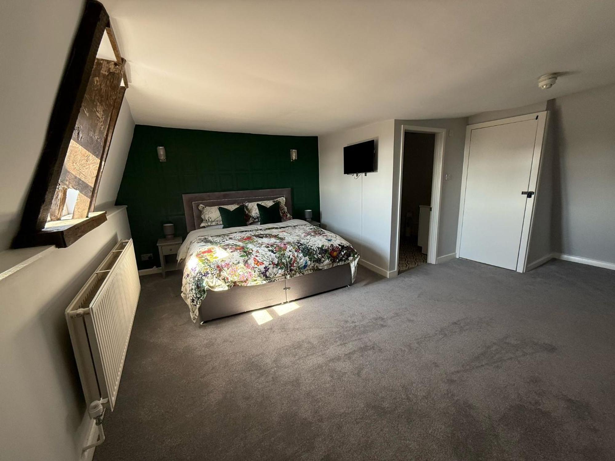 Hotel The White Hart Atworth Esterno foto