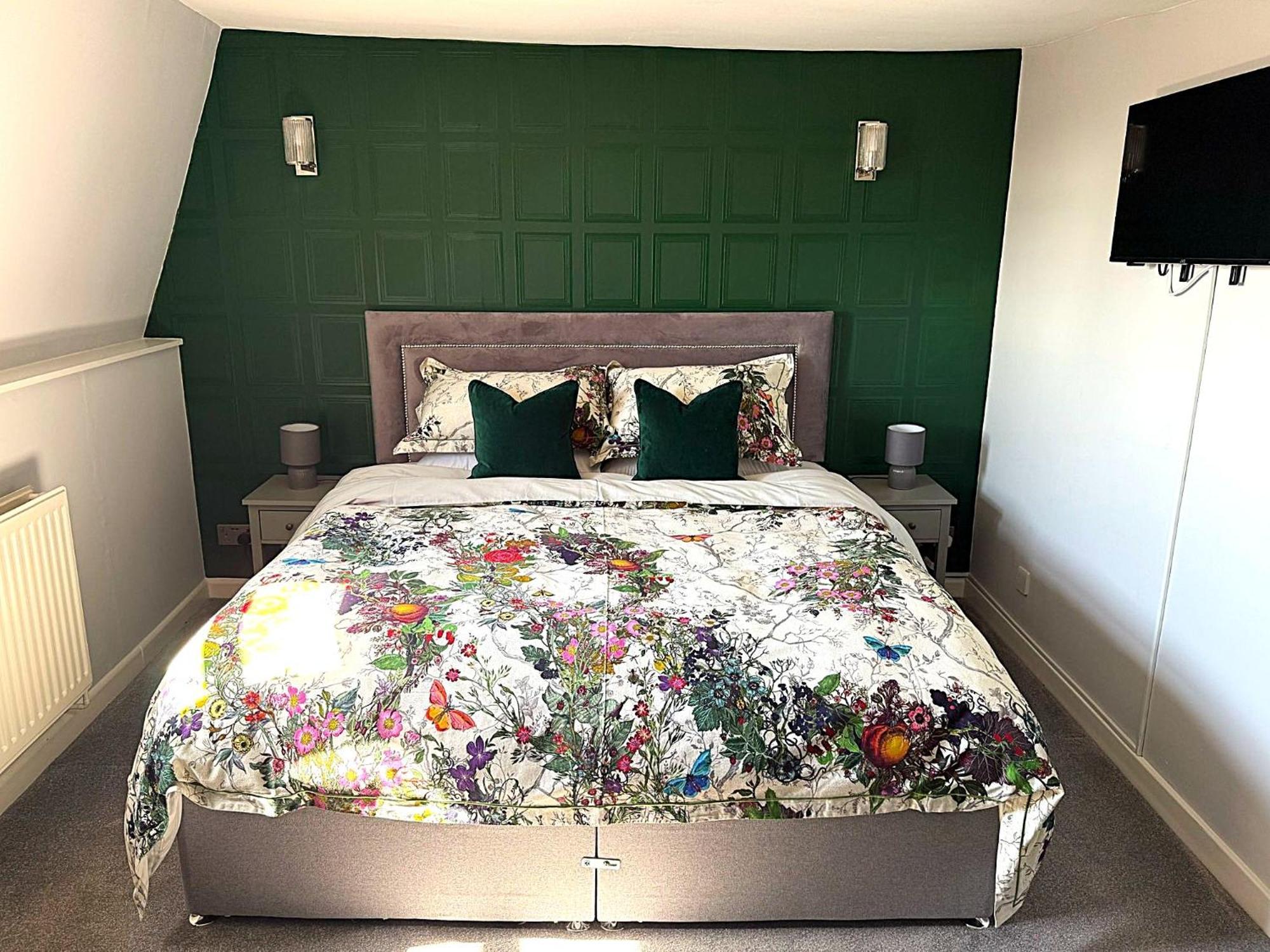 Hotel The White Hart Atworth Esterno foto