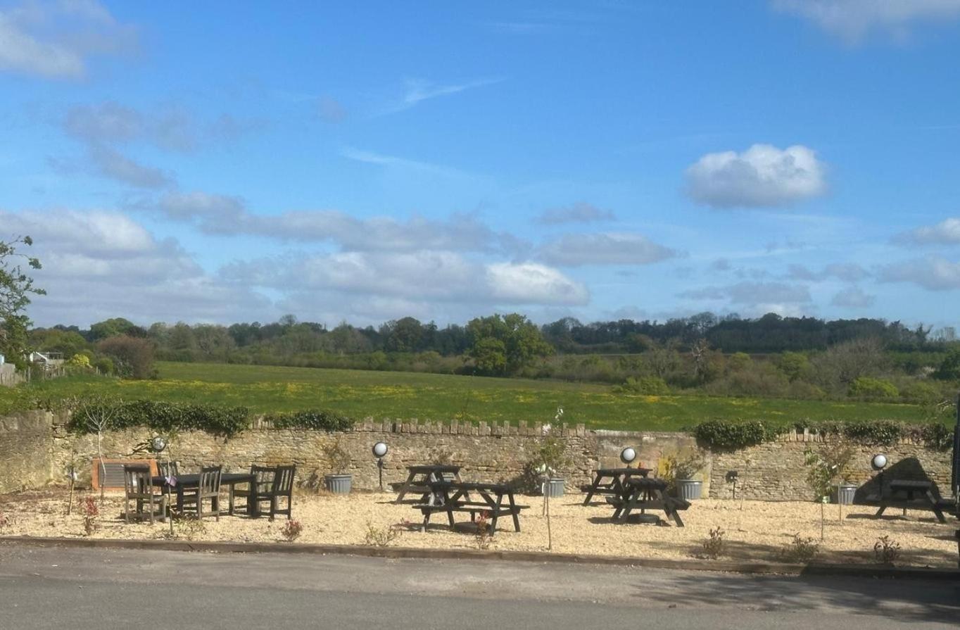 Hotel The White Hart Atworth Esterno foto