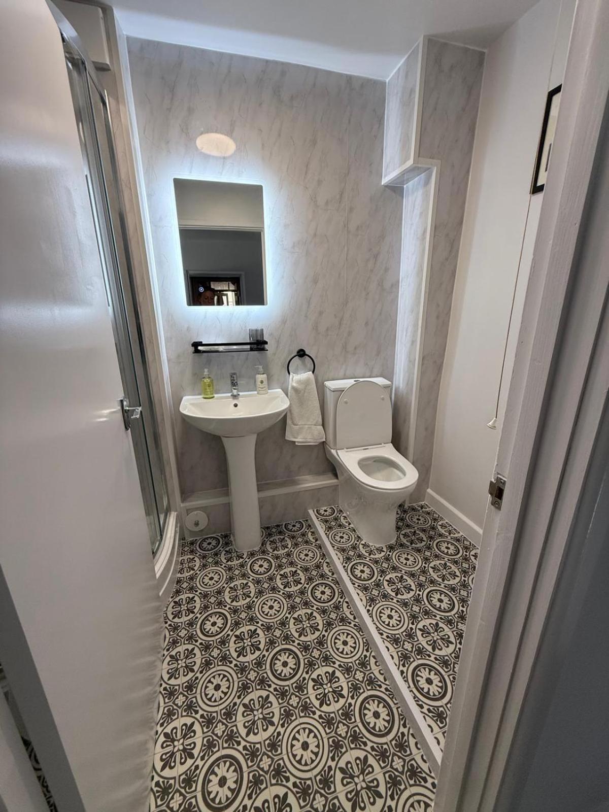 Hotel The White Hart Atworth Esterno foto