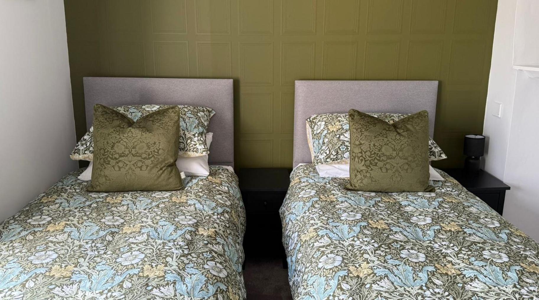 Hotel The White Hart Atworth Esterno foto